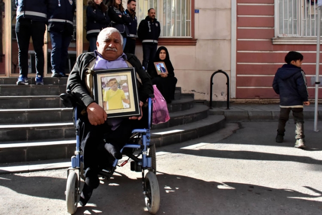 Mardin'in Kızıltepe ilçesinden 4 ay önce kandırılarak dağa götürülen 20 yaşındaki oğlu Ramazan için Diyarbakır'a gelen bedensel engelli baba Cemal Ertaş.